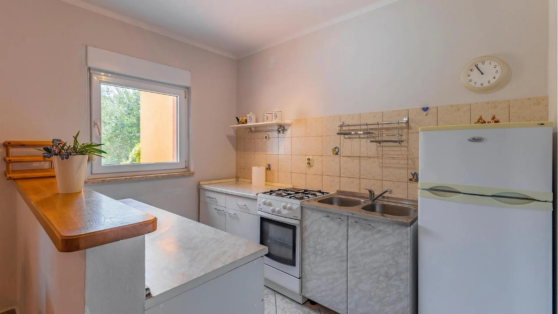 Gorgeous Home In Liznjan With Kitchen