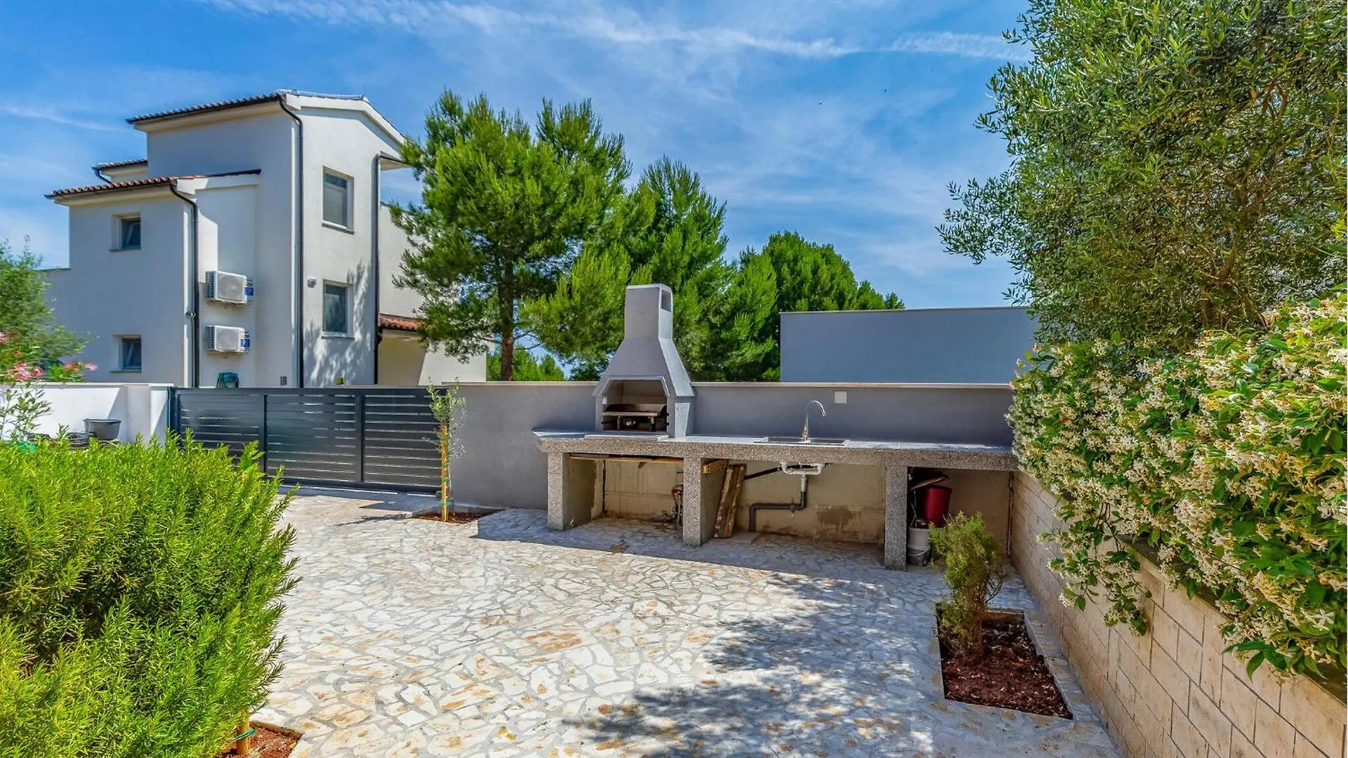 Gorgeous Home In Liznjan With Kitchen 0*,