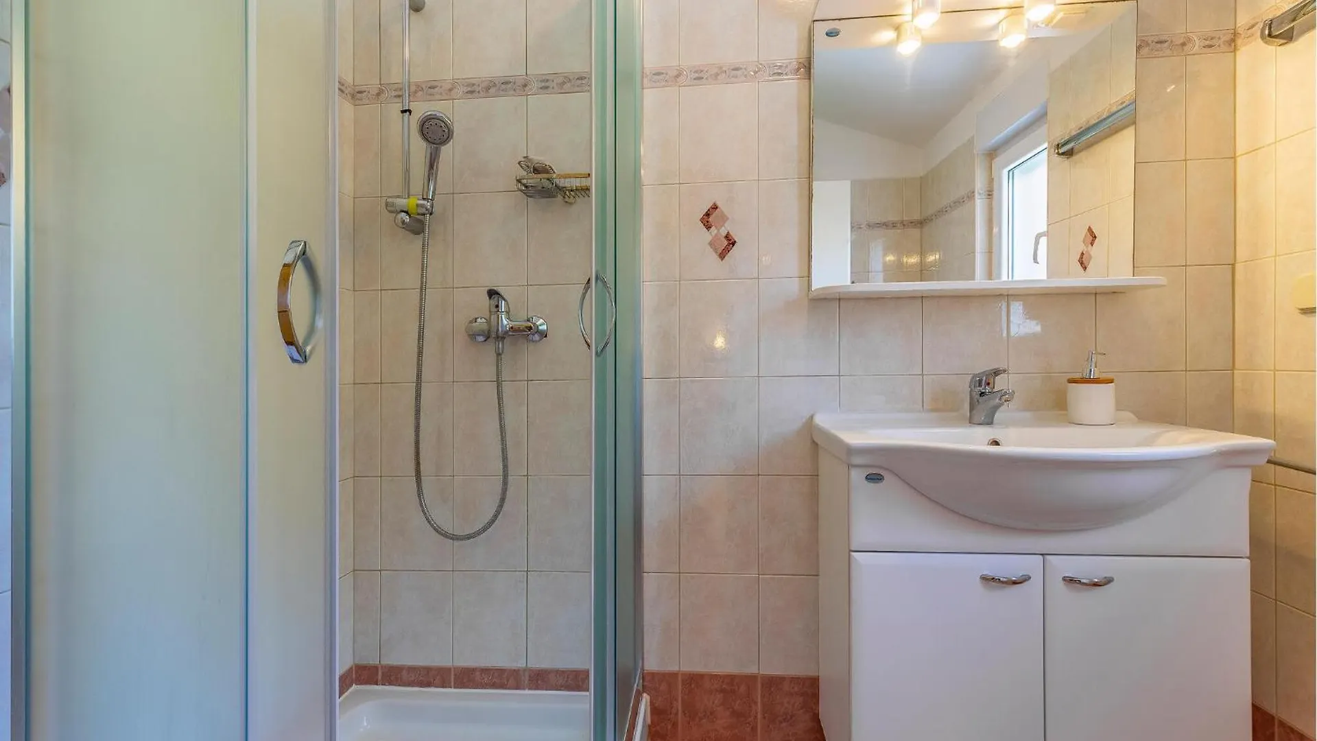 Gorgeous Home In Liznjan With Kitchen Holiday home